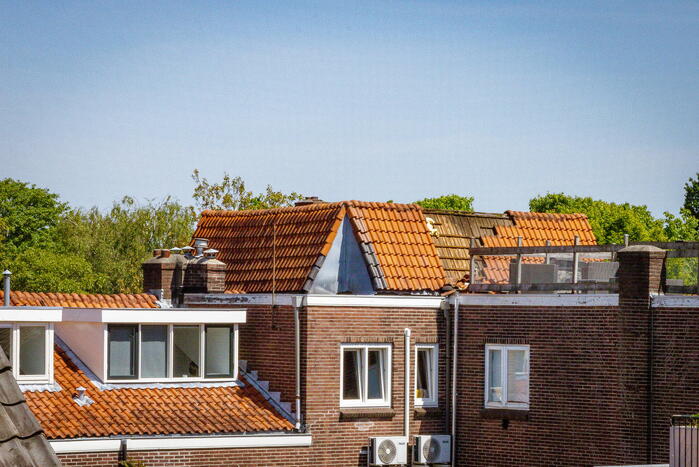 Veel schade vanwege brand op dak van woning