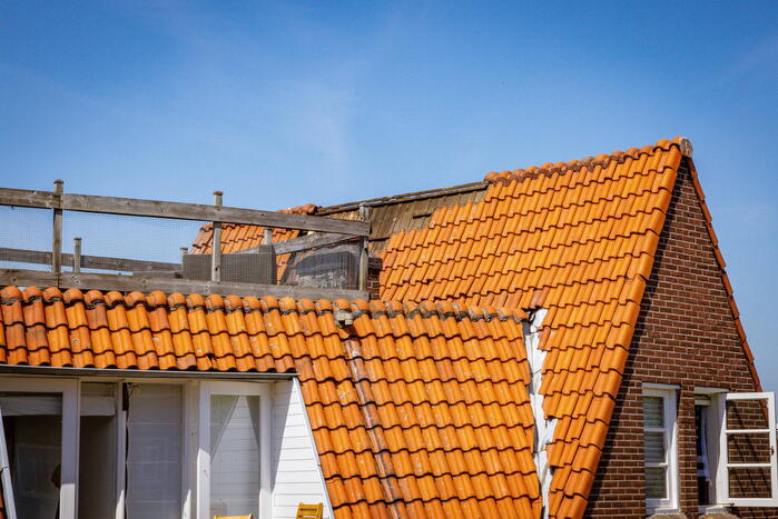 Veel schade vanwege brand op dak van woning