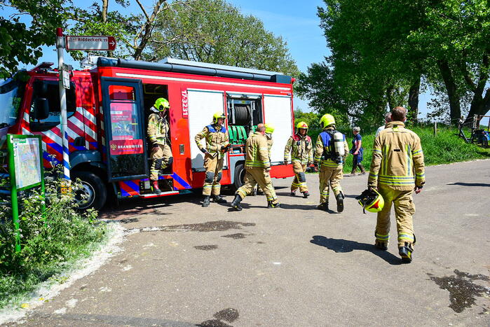 Groot stuk berm in brand