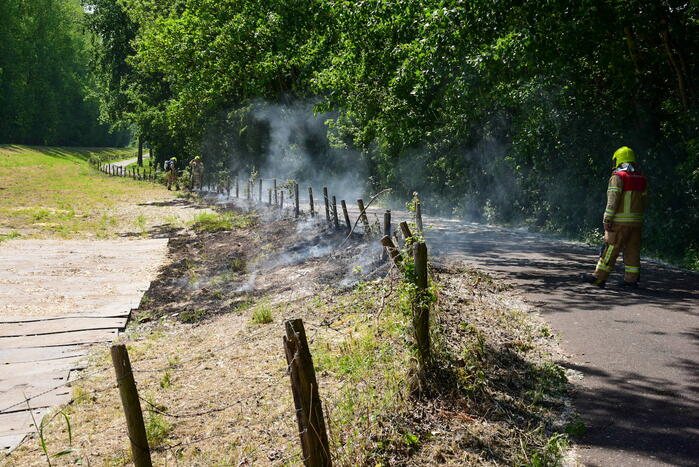 Groot stuk berm in brand