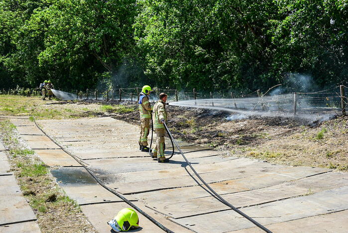 Groot stuk berm in brand
