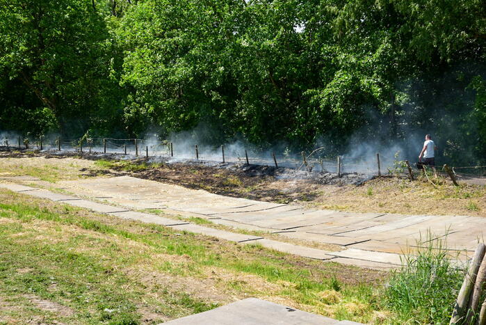 Groot stuk berm in brand