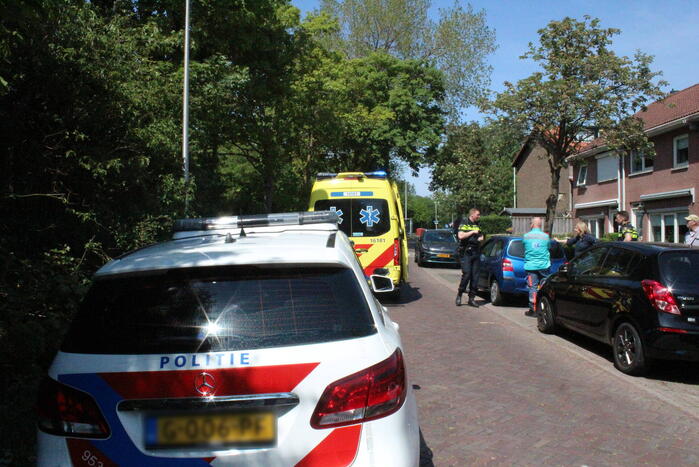 Fietser ten val na botsing met geparkeerde auto's