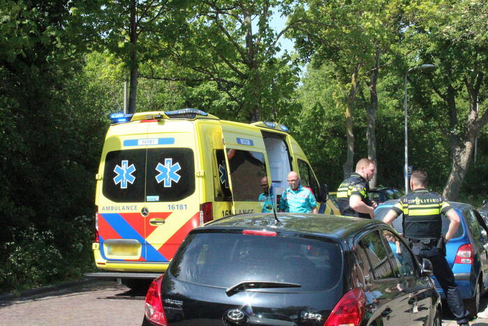 Fietser ten val na botsing met geparkeerde auto's