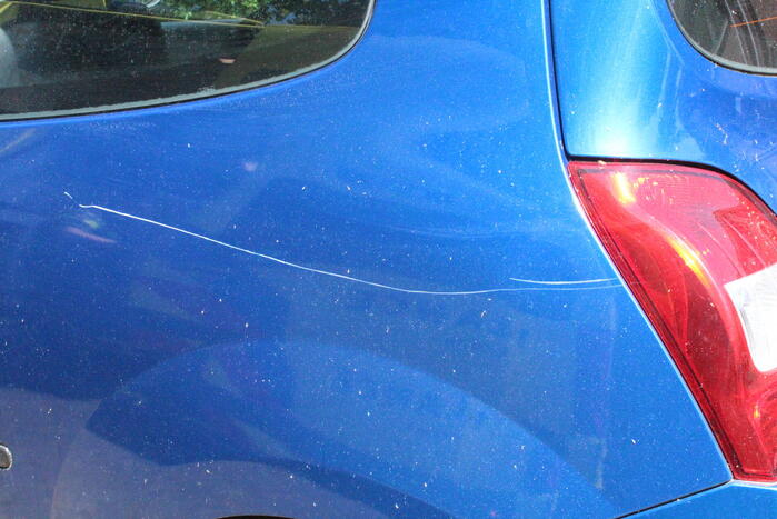 Fietser ten val na botsing met geparkeerde auto's