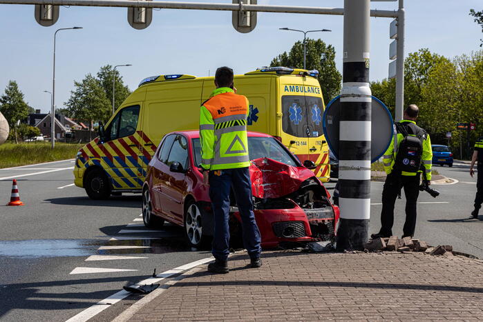 Automobilist gewond bij botsing met paal