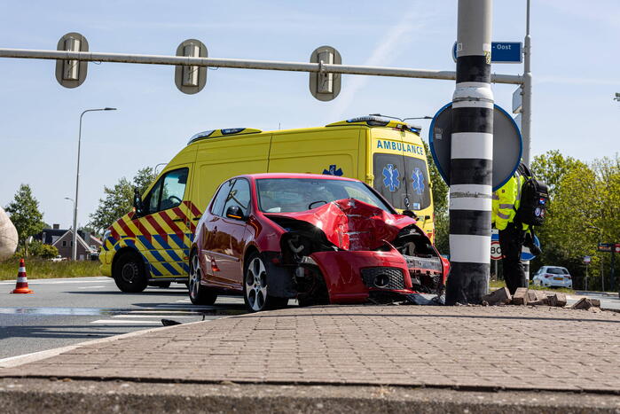 Automobilist gewond bij botsing met paal