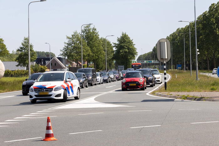 Automobilist gewond bij botsing met paal