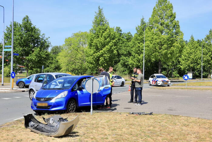 Veel blikschade bij botsing op kruispunt