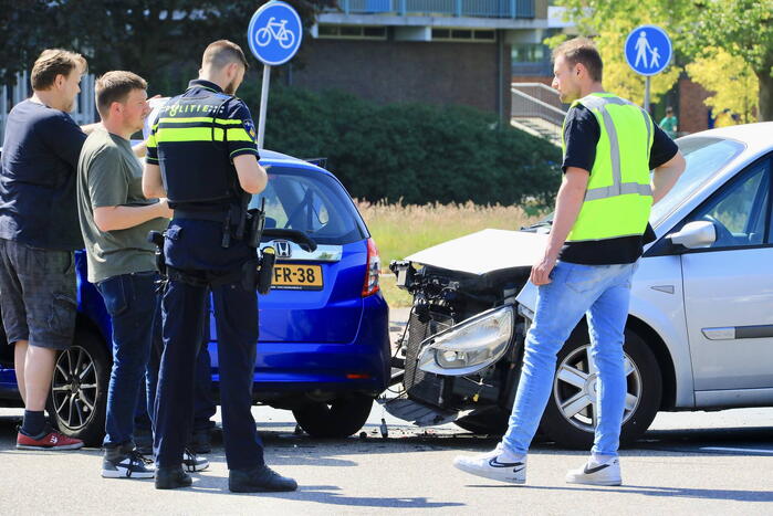Veel blikschade bij botsing op kruispunt