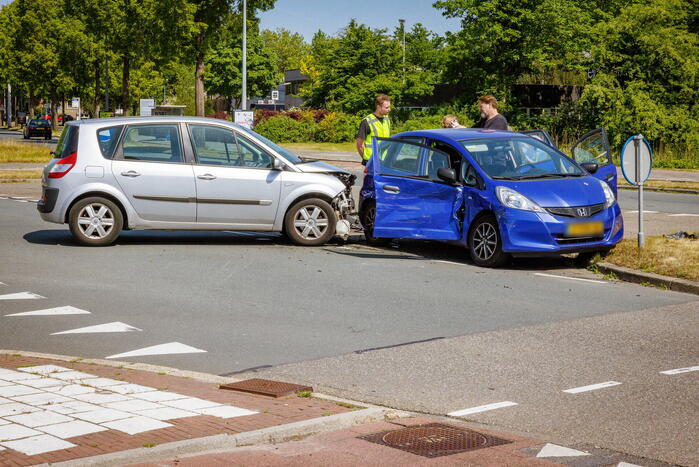 Veel blikschade bij botsing op kruispunt
