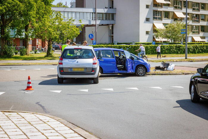 Veel blikschade bij botsing op kruispunt