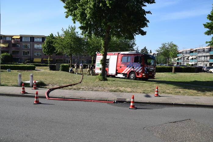 Brandweer pompt fontein leeg