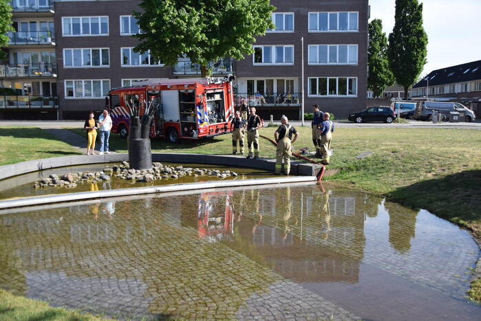 Brandweer pompt fontein leeg
