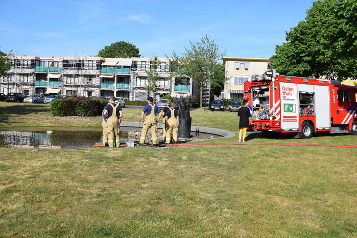 Brandweer pompt fontein leeg