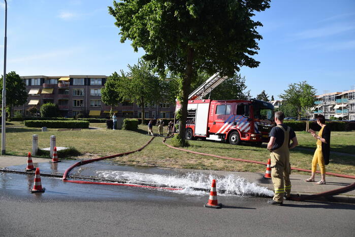 Brandweer pompt fontein leeg