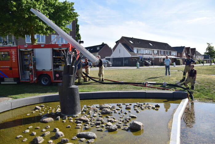 Brandweer pompt fontein leeg