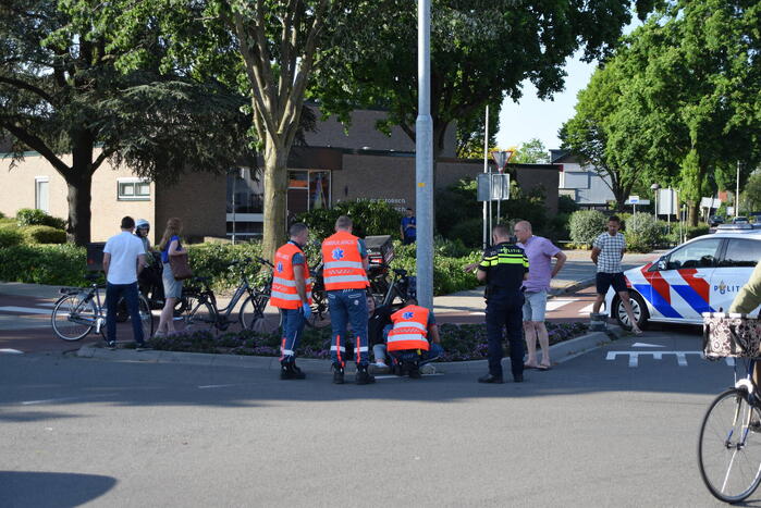 Maaltijdbezorger op scooter gaat hard onderuit