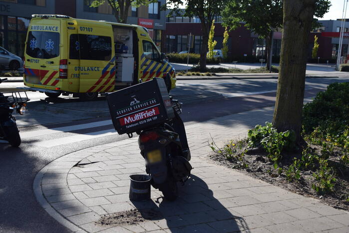 Maaltijdbezorger op scooter gaat hard onderuit