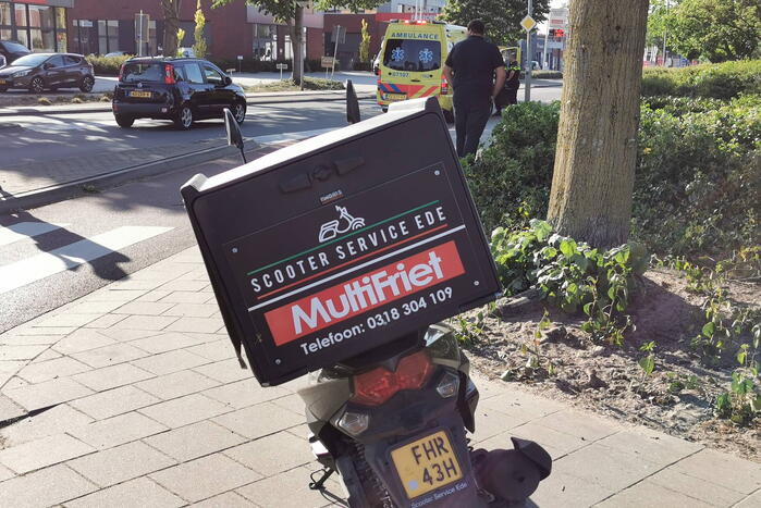 Maaltijdbezorger op scooter gaat hard onderuit