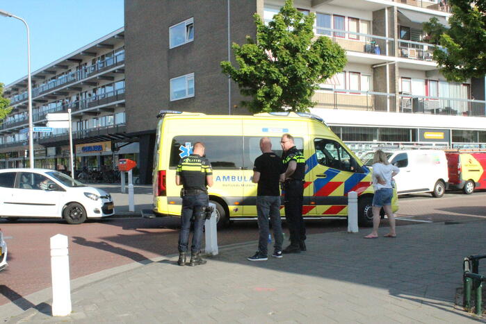 Pakketbezorger rijdt door na botsing