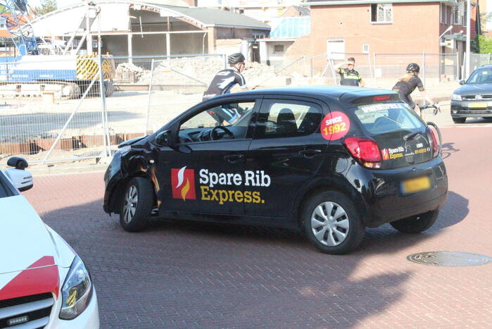 Pakketbezorger rijdt door na botsing