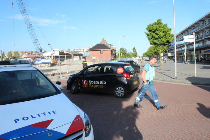 Pakketbezorger rijdt door na botsing