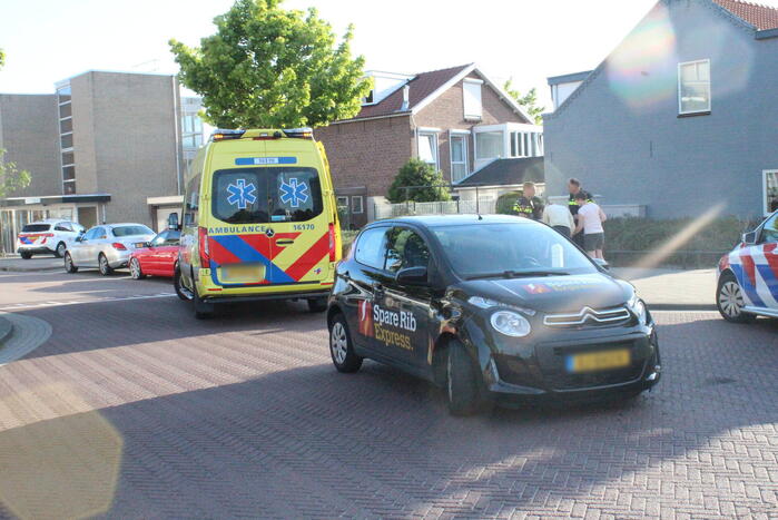 Pakketbezorger rijdt door na botsing