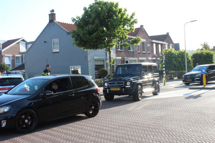 Pakketbezorger rijdt door na botsing