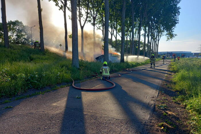 Brandende schuur veroorzaakt veel rook