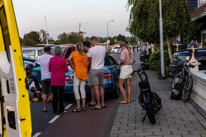 Fietser botst op auto en raakt gewond