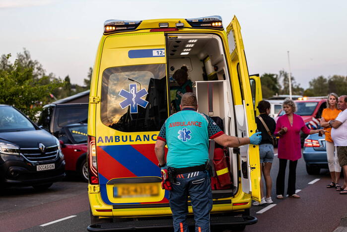 Fietser botst op auto en raakt gewond