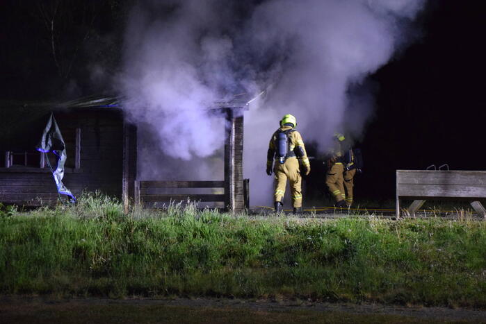 Brandweer blust houten gebouw bij tennisclub