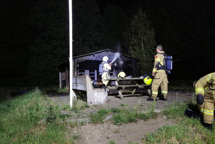 Brandweer blust houten gebouw bij tennisclub