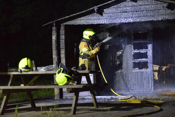 Brandweer blust houten gebouw bij tennisclub