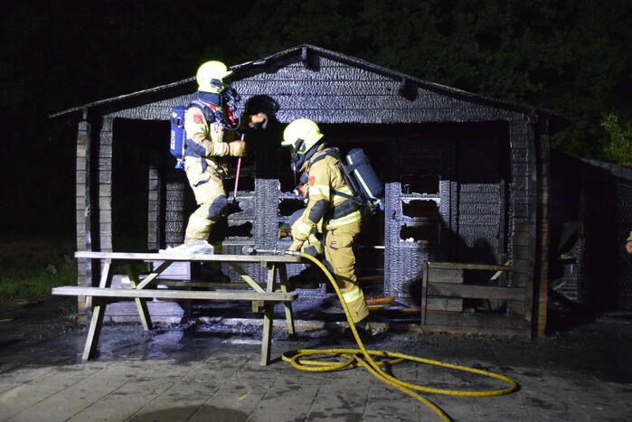 Brandweer blust houten gebouw bij tennisclub