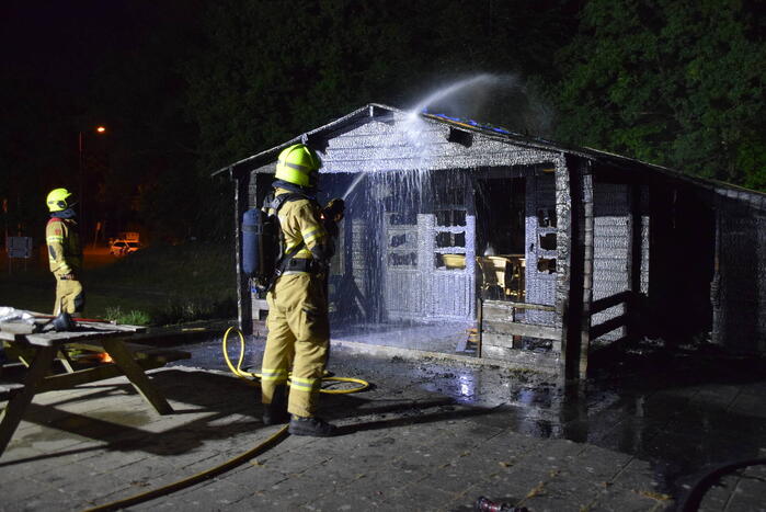 Brandweer blust houten gebouw bij tennisclub