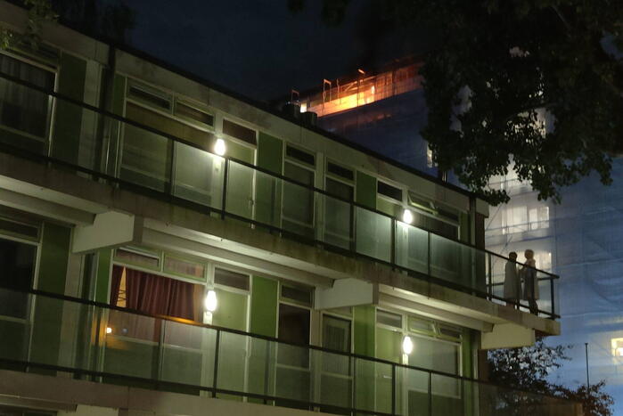 Bewerkingsmiddelen harddrugs aangetroffen na brand in flatwoning