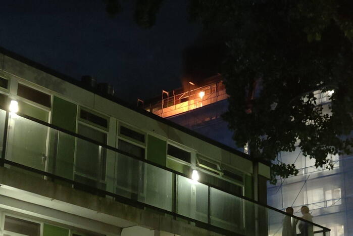 Bewerkingsmiddelen harddrugs aangetroffen na brand in flatwoning