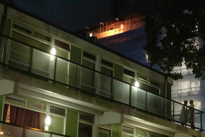 Bewerkingsmiddelen harddrugs aangetroffen na brand in flatwoning