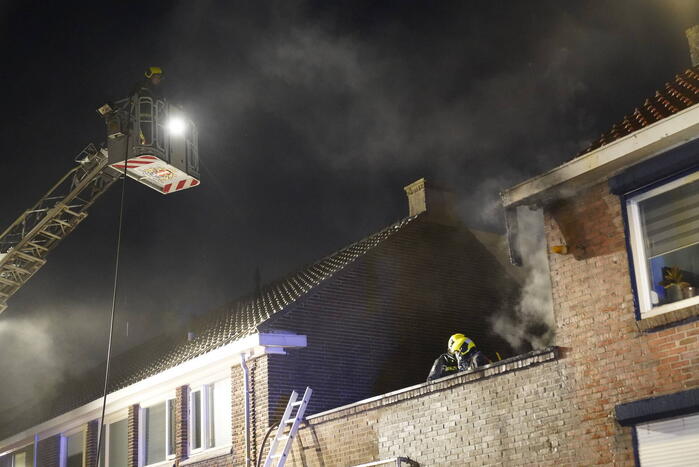 Brandweer redt katten uit woning bij brand