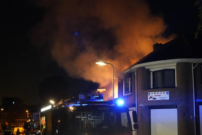 Brandweer redt katten uit woning bij brand