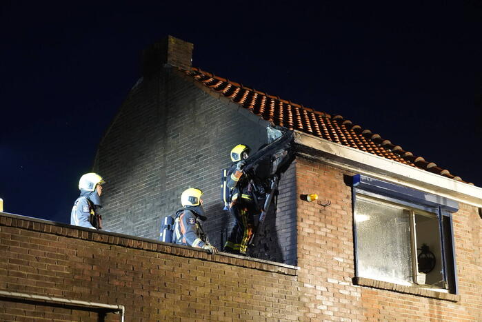 Brandweer redt katten uit woning bij brand