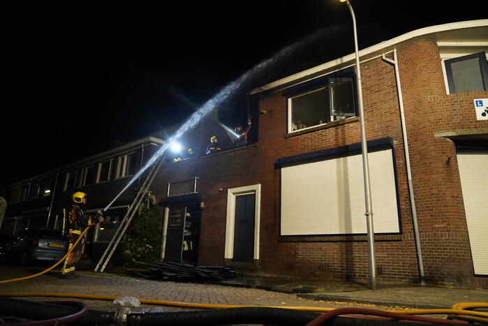 Brandweer redt katten uit woning bij brand