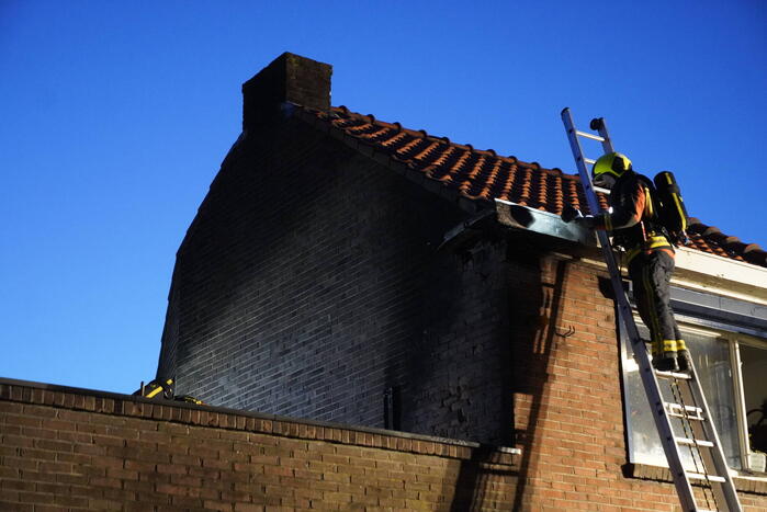 Brandweer redt katten uit woning bij brand