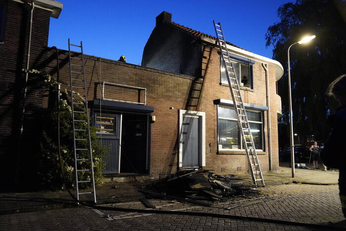 Brandweer redt katten uit woning bij brand