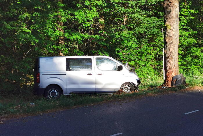 Bestelbus raakt van de weg botst tegen boom