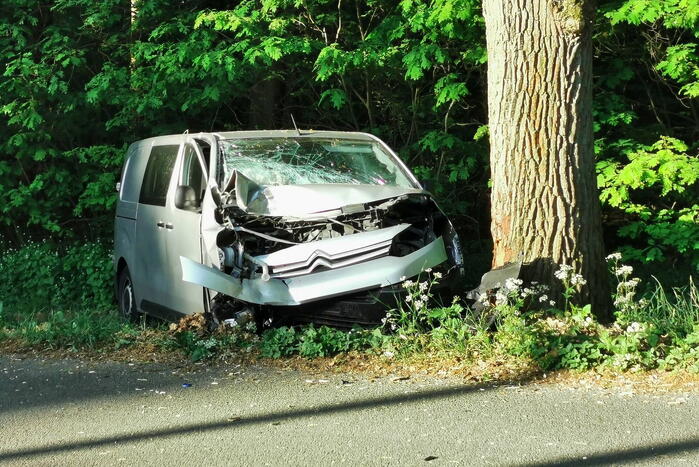 Bestelbus raakt van de weg botst tegen boom