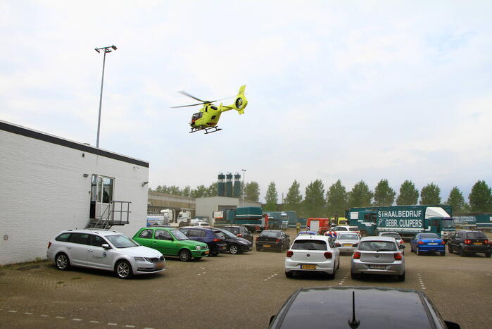 Persoon zwaargewond op terrein van Cuijpers straalbedrijf