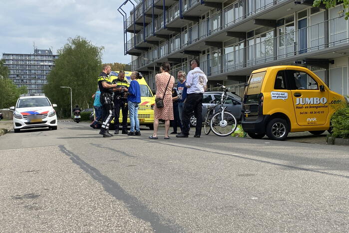 Jumbo-bezorgmobiel in botsing met e-biker